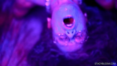 Déanann leanbh masturbates ar cheamara agus tugann sí í féin chuig orgasm.